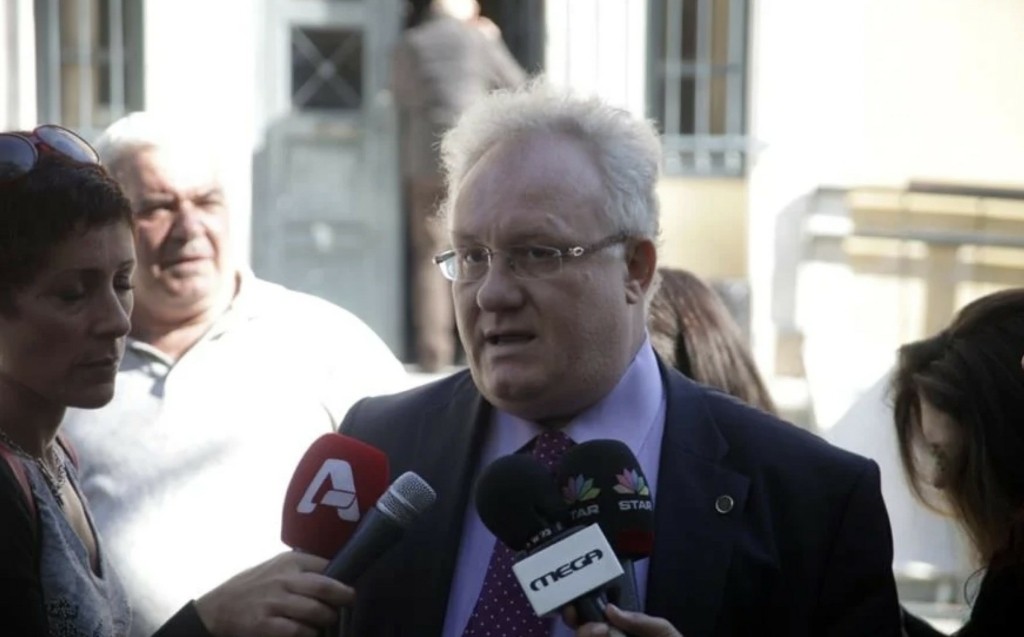 Παυλόπουλος και Καραμανλής στην εξόδιο ακολουθία του πρώην πρόεδρου του ΔΣΑ, Γιάννη Αδαμόπουλου